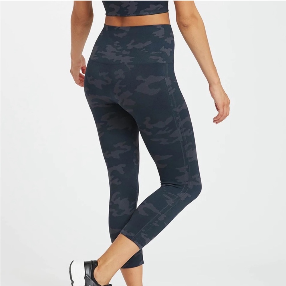 SPANX Women’s Gray Camo Print Leggings Size M
